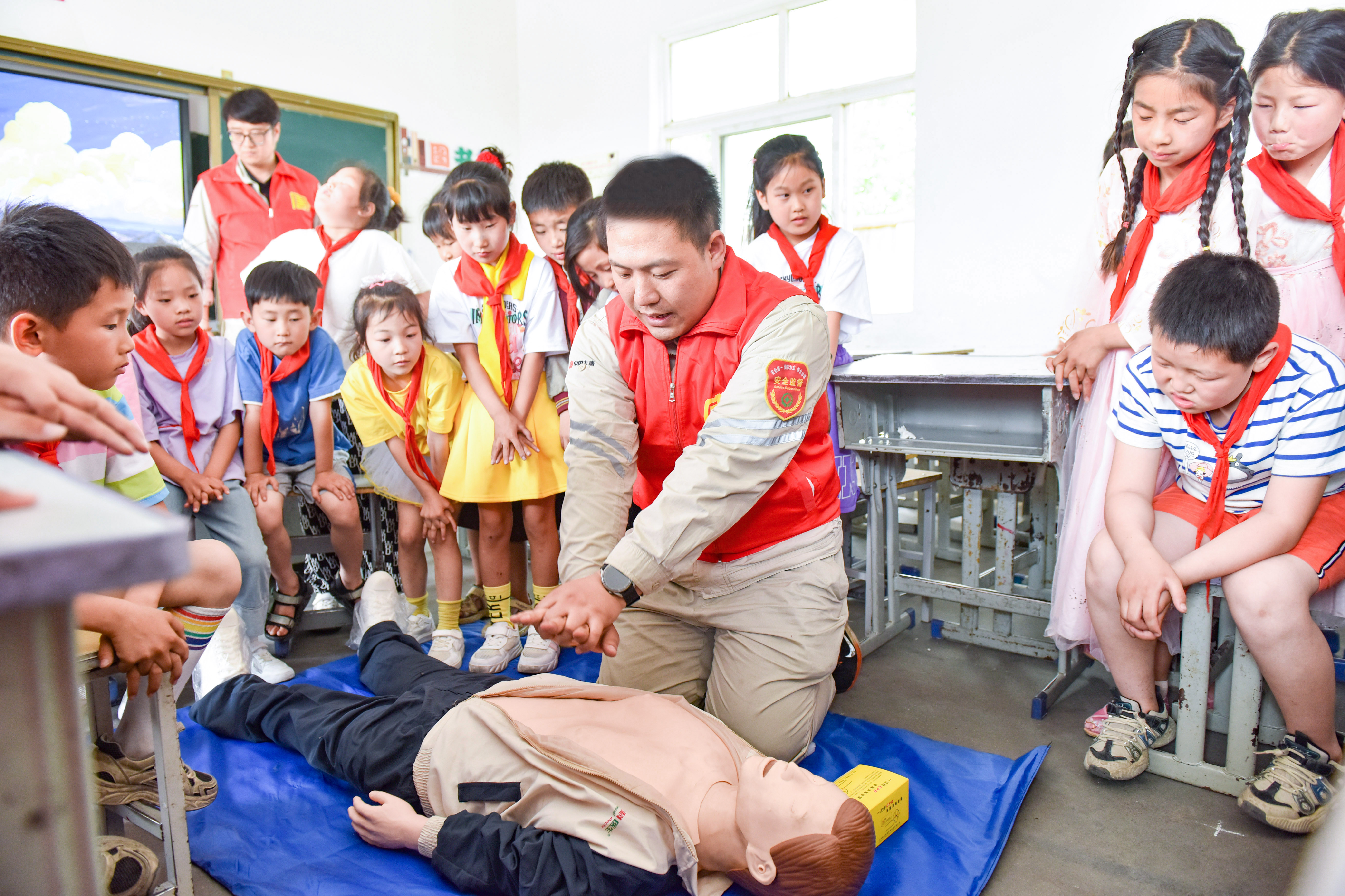 01.自愿者教学心肺苏醒法.jpg