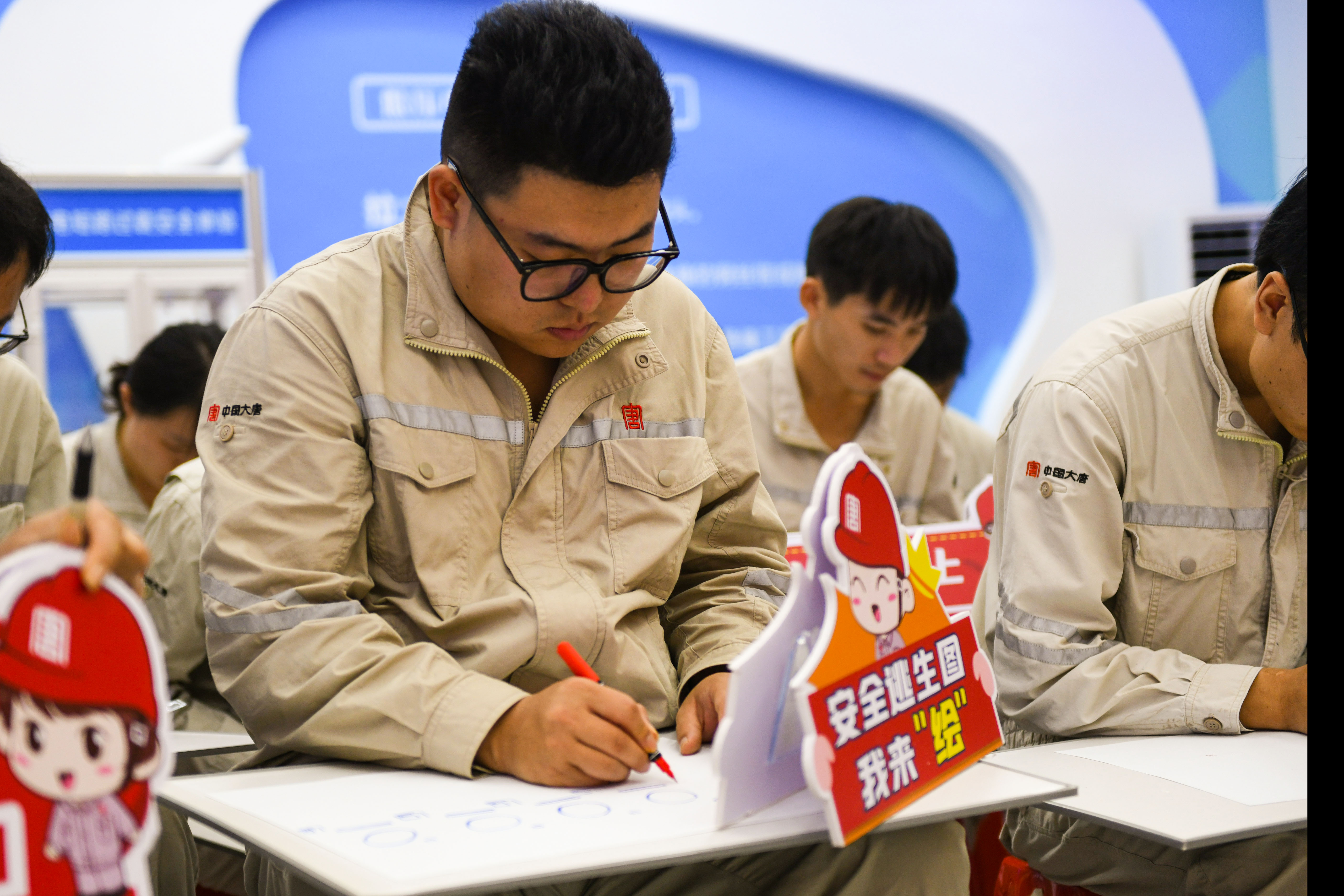 3大化总厂职工正在手绘清静逃生图--李阳摄.jpg