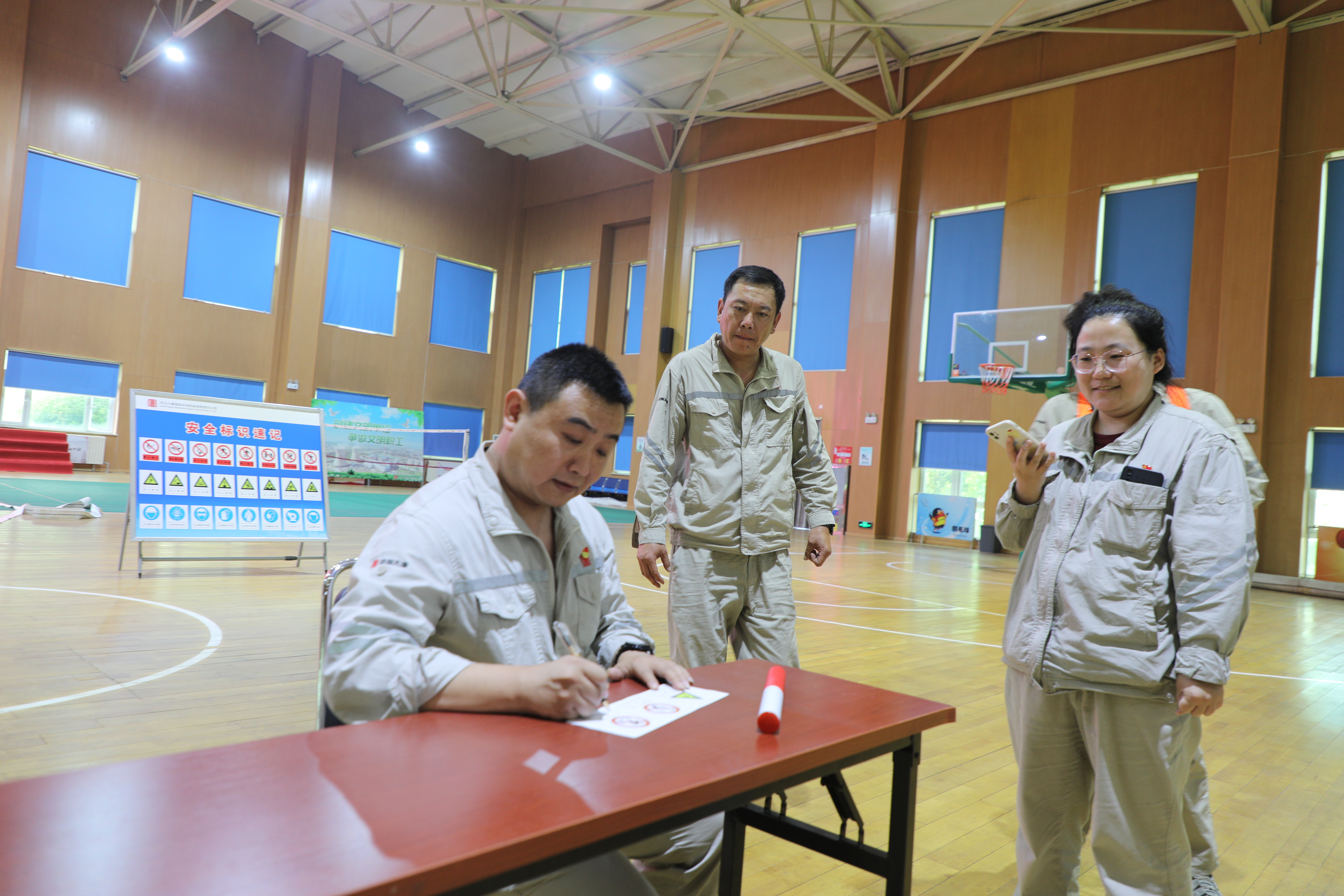 1720681179020095790.jpg 【现场风范】丰润热电公司:“卓越杯”清静意见意义运动会火爆开启 (2).jpg